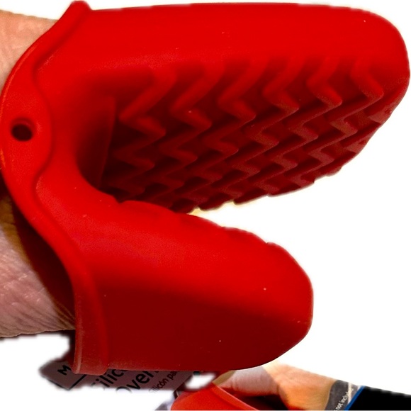 MAINSTAYS MINI SILICONE OVEN MITT POT HOLDER HOT PAD HEAT PROTECTION SHARK BITE - Picture 1 of 7